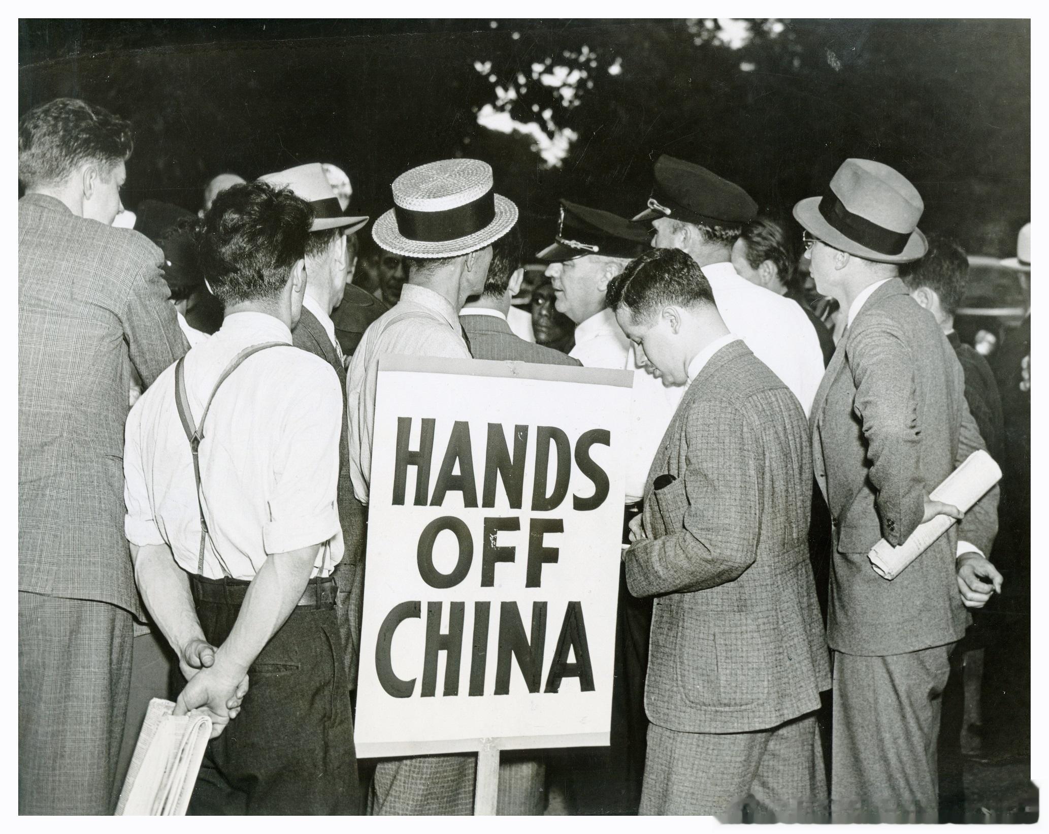 1937年10月27日，美国民众在华盛顿日本使馆前游行示威，抗议日本侵华行径。就