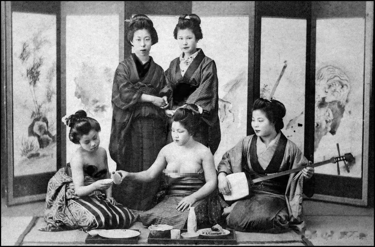 【老照片解密】1880年日本茶社的艺妓。
日本艺妓产生于17世纪，最开始的艺妓全