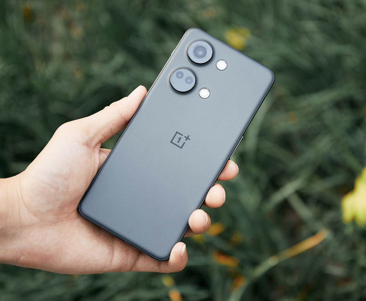 同事买的一加Ace 2V到了，借来体验了一会，简单说说感受吧！

1、手感不错，