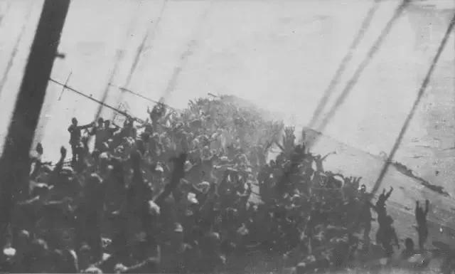 在1944年的一个晴朗的日子里，日本航母瑞鹤号在莱特湾海战中遭到了致命一击，身中