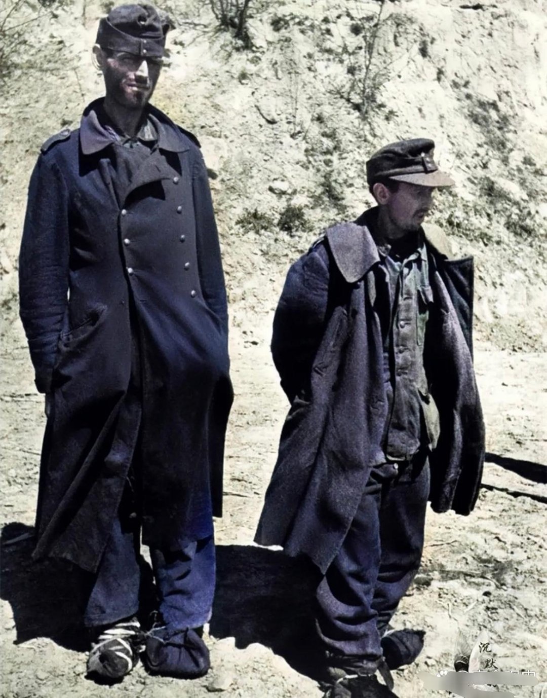 #历史那些事[超话]#1943年，二战期间，两名德国士兵被苏联军队俘虏。这两个士