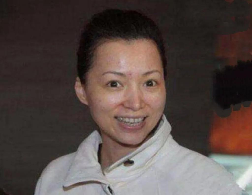 气质美女董卿真实的样子原来这样，素颜下的董卿皮肤蜡黄，疙疙瘩瘩，还有斑点，像个普