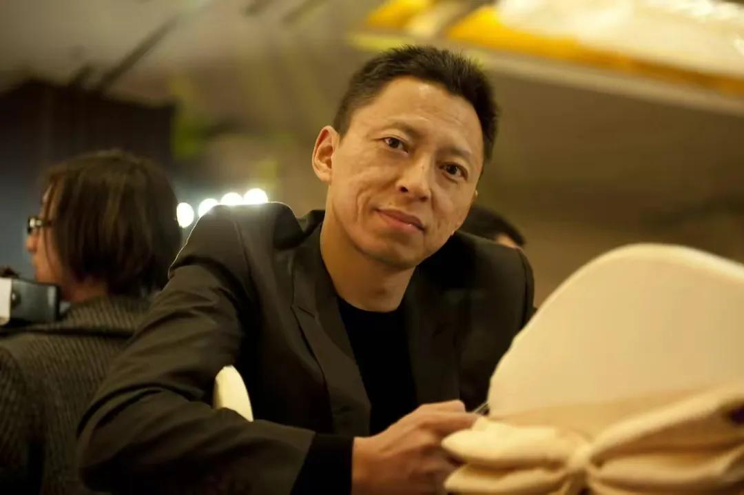 “睡神”张朝阳曾极力鼓吹4小时睡眠，原来他随时随地都能睡。
张朝阳有一次接受采访