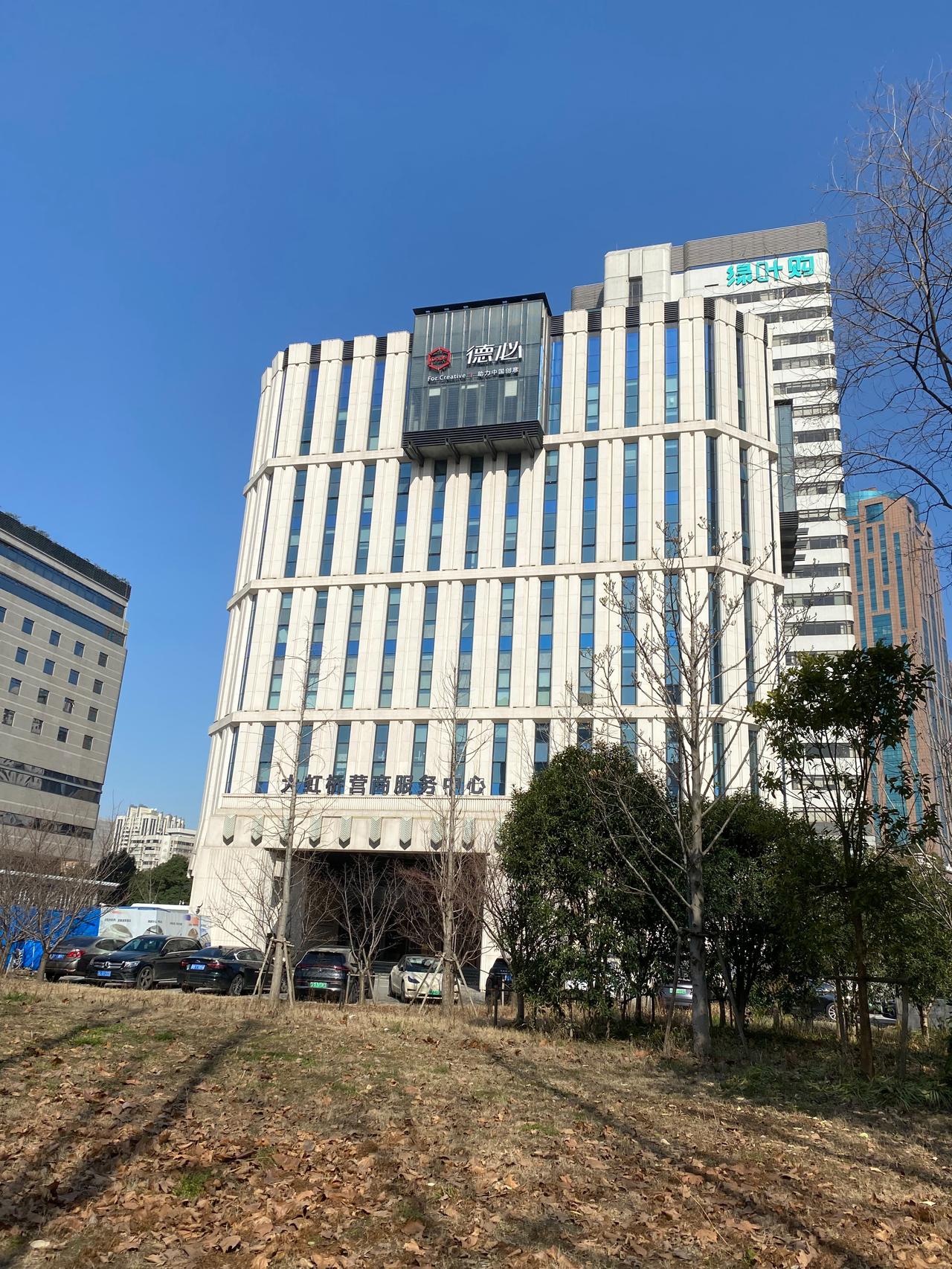 今天路过虹桥，偶然发现延安西路上海世贸商城旁的“Wework”的招牌没有了，变成