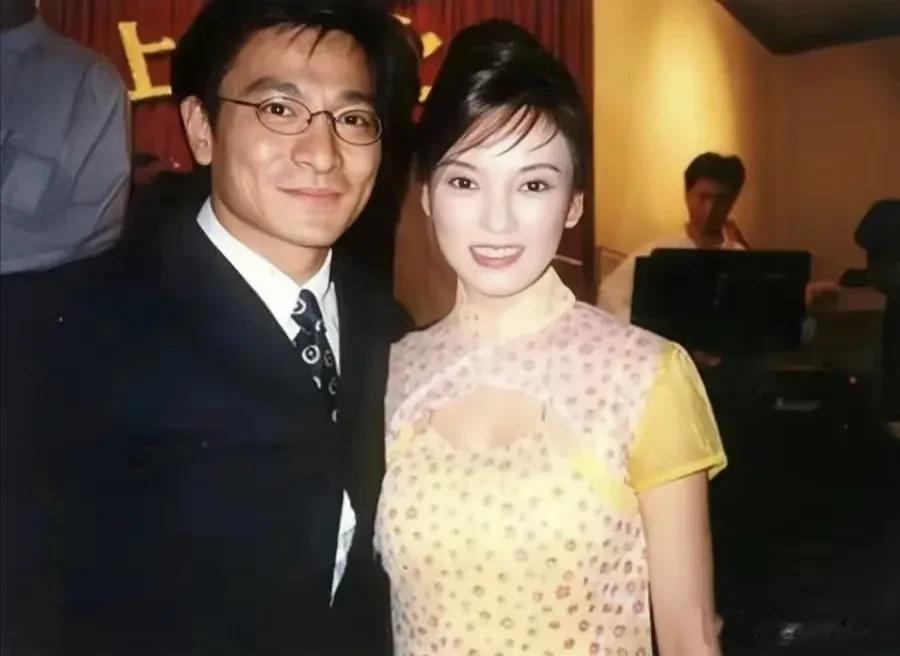 真是没想到彭丹和刘德华还同框过，不得不说，年轻时的彭丹真的是美丽动人风情万种，特