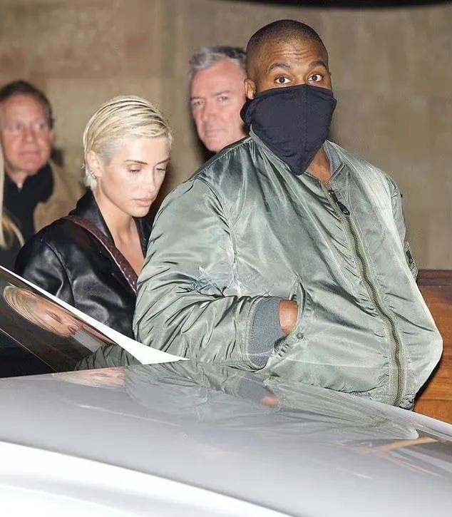 侃爷Ye带新媳妇跟大女儿Nor