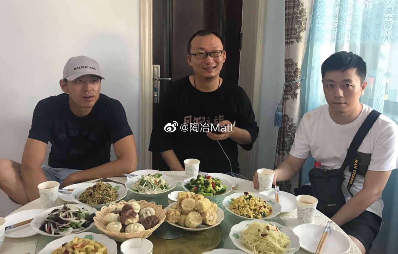 #水哥变帅了#水哥私下一直都很帅很有型，这张照片应该是2018年夏天，我们一起去