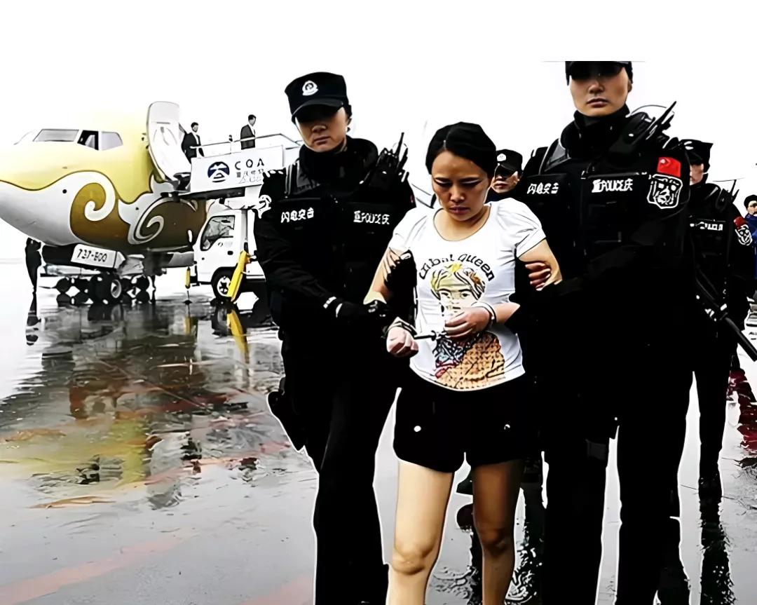 2009年，重庆，“女黑老大”王紫绮被捕后的情景，此时的她，没有了往日的嚣张气焰