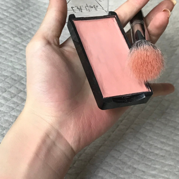 妈生感腮红 LA女孩你真的不要太好用可以说是学生党必备的平价腮红了 不用抖粉上脸