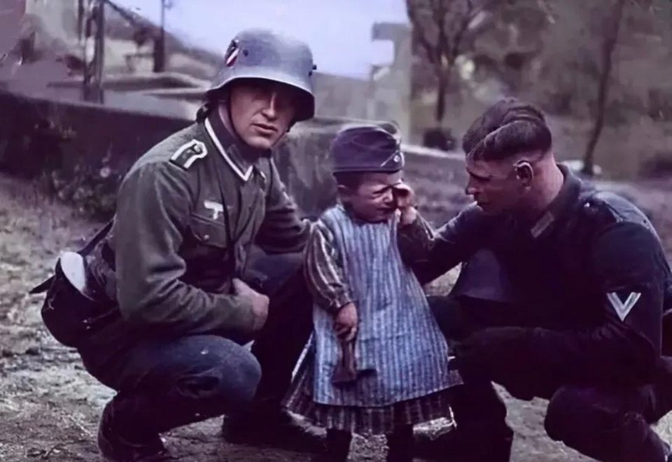 #历史那些事[超话]#1942年，德国入侵乌克兰后，一个小女孩害怕地哭了，两个德