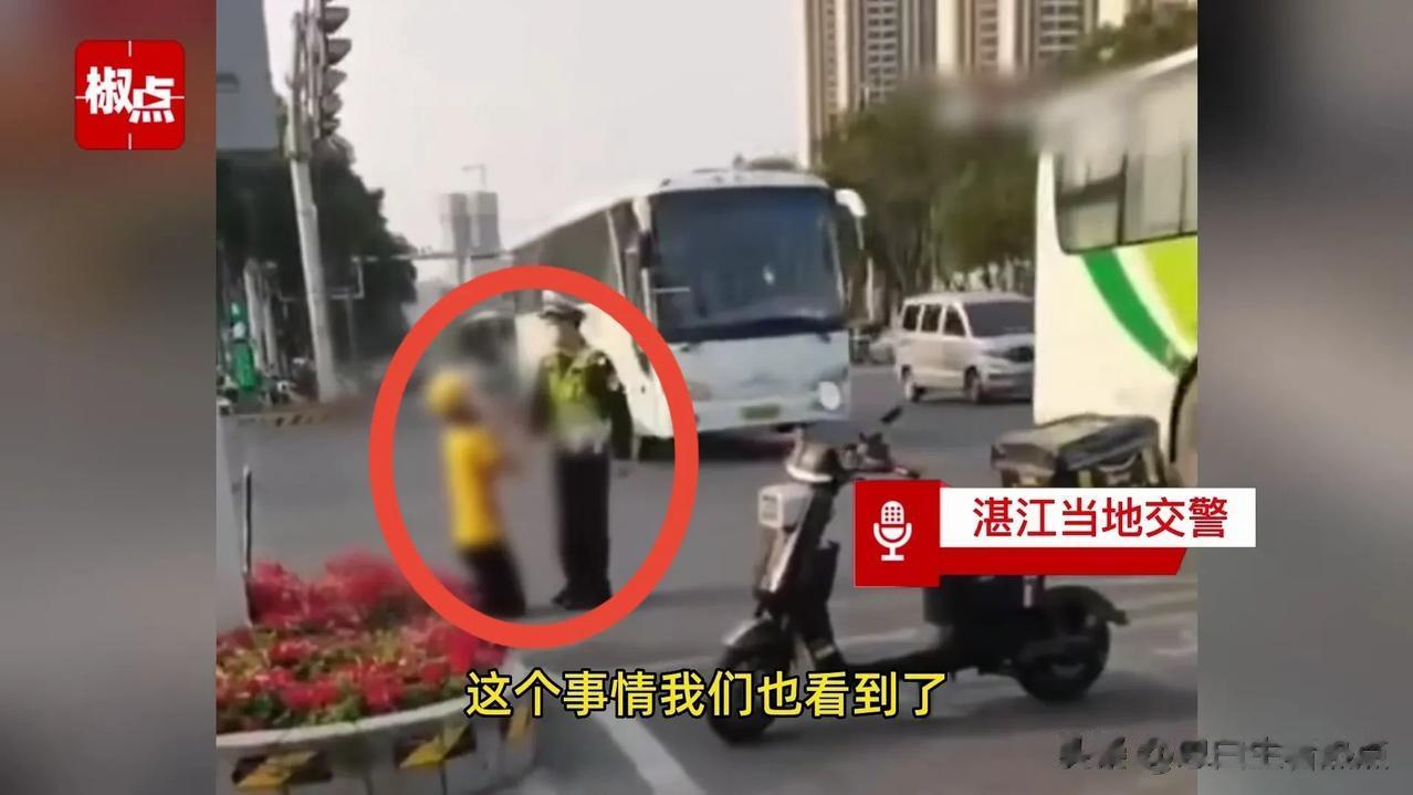 外卖员快步小跑在交警面前跪下，交警措手不及下，一巴掌扇去。
广东湛江，在车水马龙