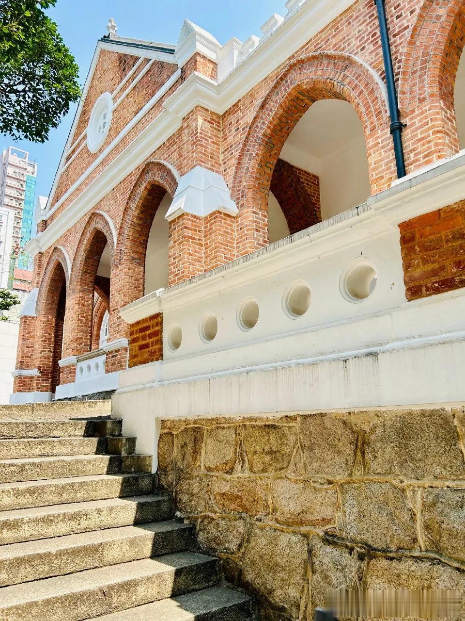 从媒体上看，香港这几年确实比新加坡逊色很多。其实不仅仅是金融业上，新加坡其实也是