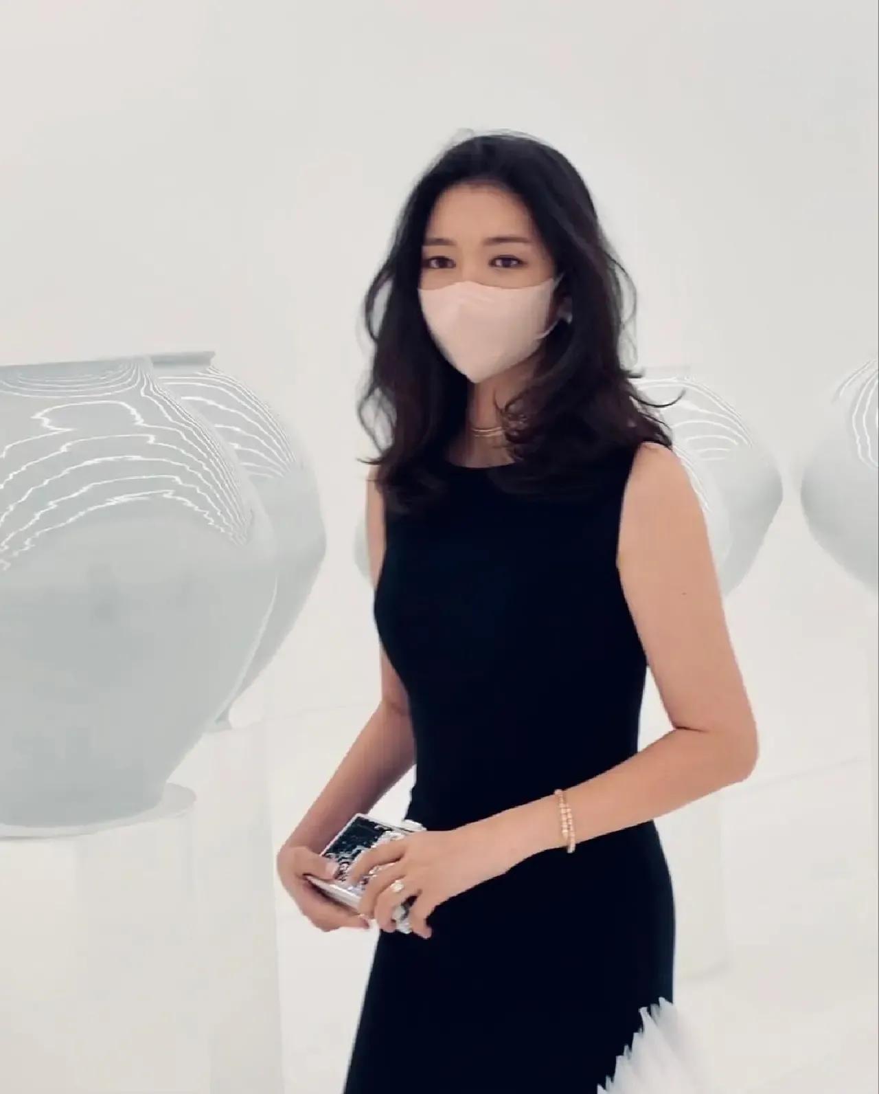 她凭什么击退原配成功上位|财阀的外室
这位外室夫人的气质真的很特别
我妈妈和她一