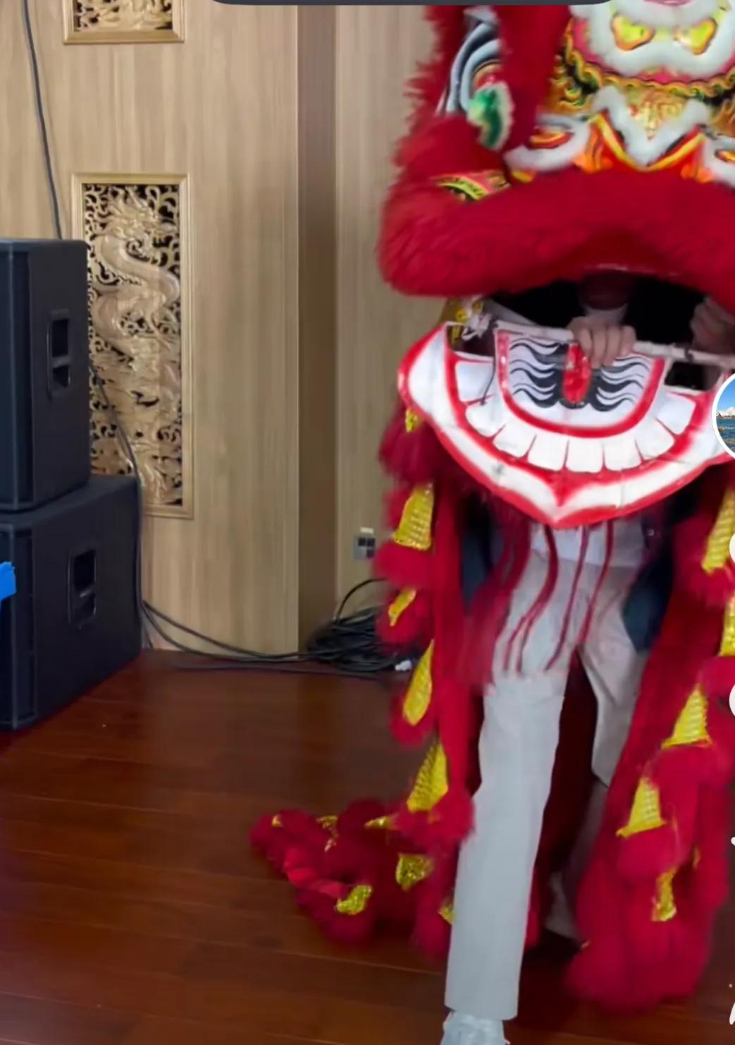 董宇辉玩嗨了：中关村黄飞鸿，狮王争霸赛

今天董宇辉心情不错呀，连发2条视频，笑