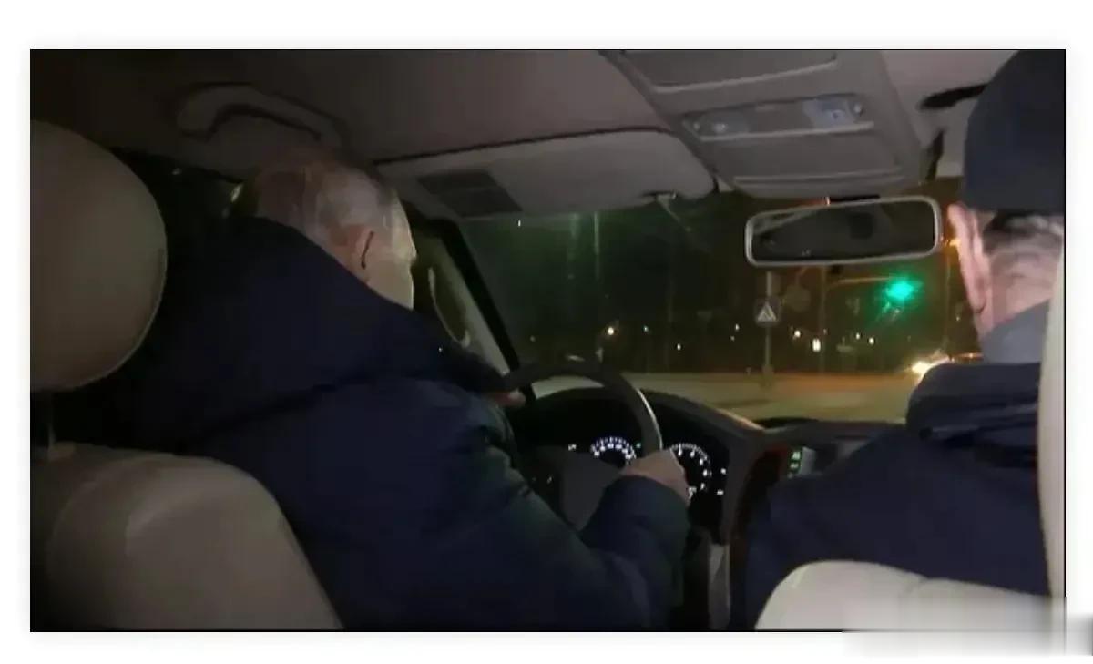 普京乘坐直升机到达马里乌波尔后，自己驾车绕行了该市的几个地区，途中有停留，没有进