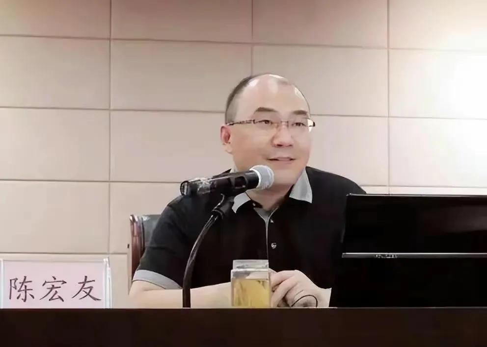  
这位名师讲了什么呢？有网友贴出了他讲的话：“读书就是为了金钱，为了和外国人的