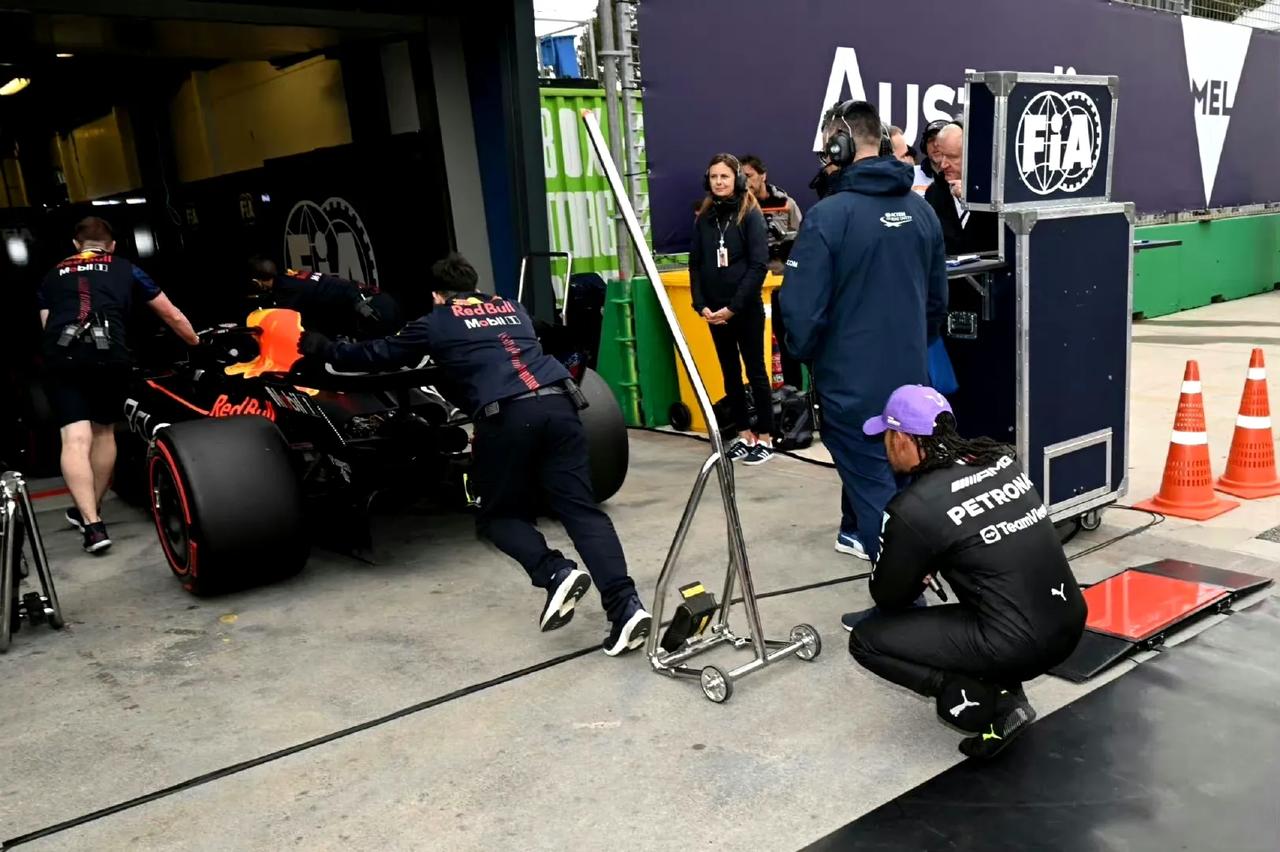 【F1|空前团结！奔驰派出情报3人小组“窃取”红牛赛车情报】
  奔驰在“偷看”