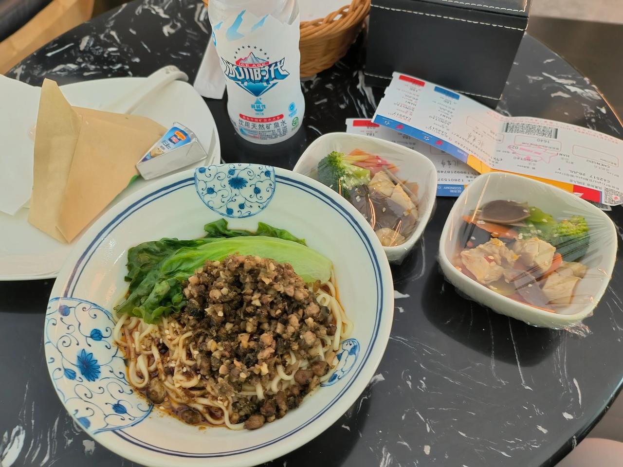 成都天府机场半日游，打卡航司休息室简餐，简餐不简，担担面钵钵鸡，川味浓郁，口味另