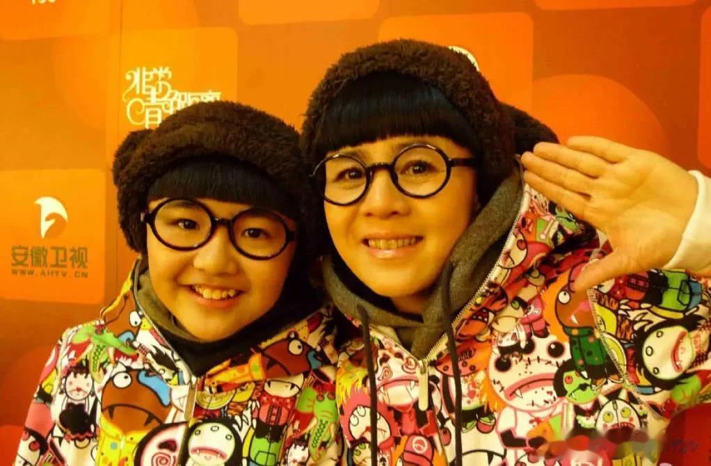 “金龟子icon”踩20厘米“恨天高”主持网红婚礼引热议！

近日，知名儿童节目