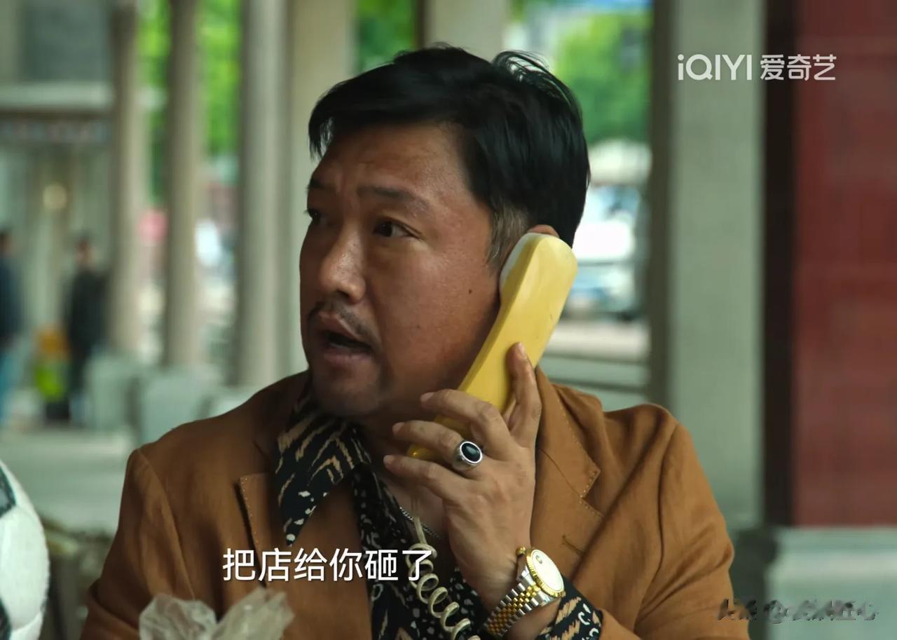 《狂飙》 看到王秘书给赵立冬按摩，爸妈突然就不说话了，真的太尴尬了！这姿势、这眼