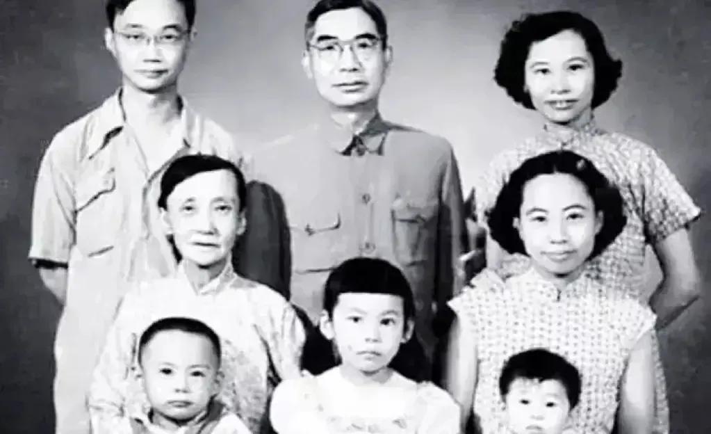 1946年，50岁的茅以升婚内出轨，和年仅21岁的权桂云同居，还生了一个女儿，最