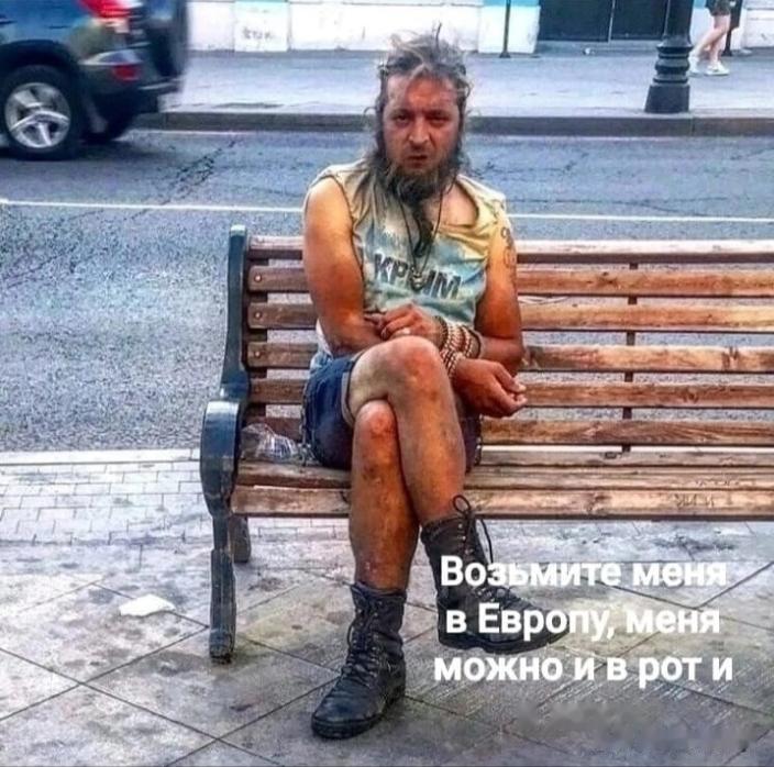 一个蓬头垢面，胡子老长，穿着小背心，短裤里露出的腿都泥却不失艺术范儿的乞丐，独自