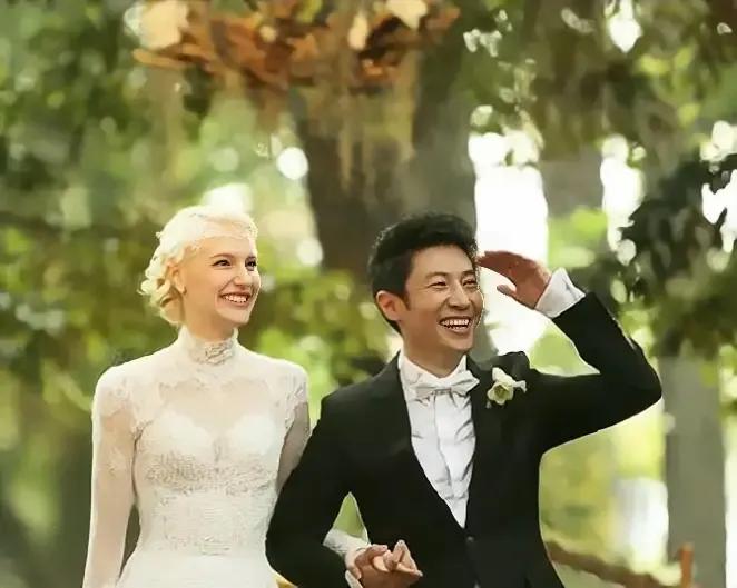 撒贝宁的一对龙凤胎儿女，金发碧眼，像俩小洋人，好像没撒贝宁的基因，感觉没撒贝宁啥