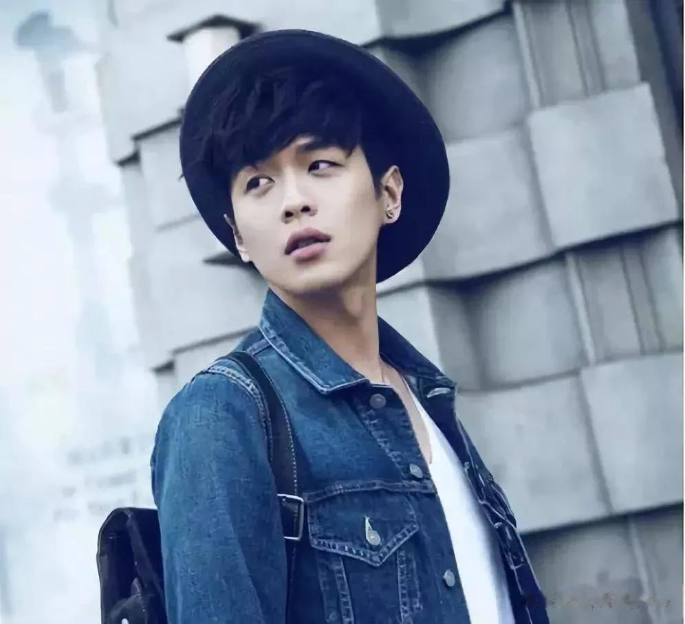 光影交错，人声鼎沸。百余位明星加盟，阵容强大豪华。

在这种繁华中，最容易腐蚀人