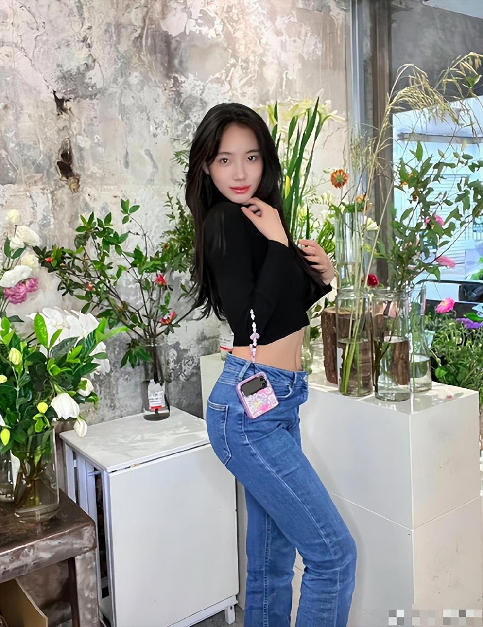 近日，小s女儿因一组照片上热搜，被全网嘲讽“不是少女是熟女”！

照片中这个女孩