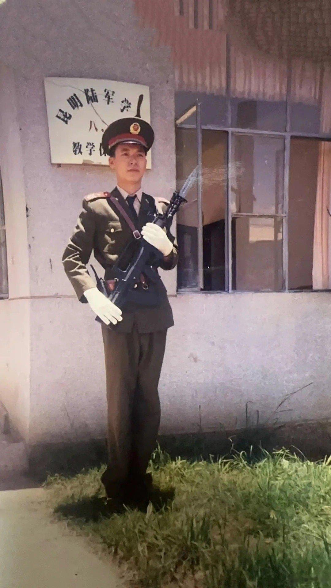 青春有很多样子我的青春有迷彩 ，芳华易逝时光易老敢问谁的青春没有遗憾 ？ ​​​
