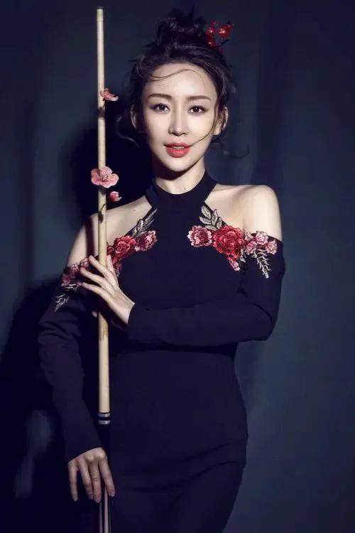 41岁潘晓婷更丰满，穿抹胸装前凸后翘，太有韵味
