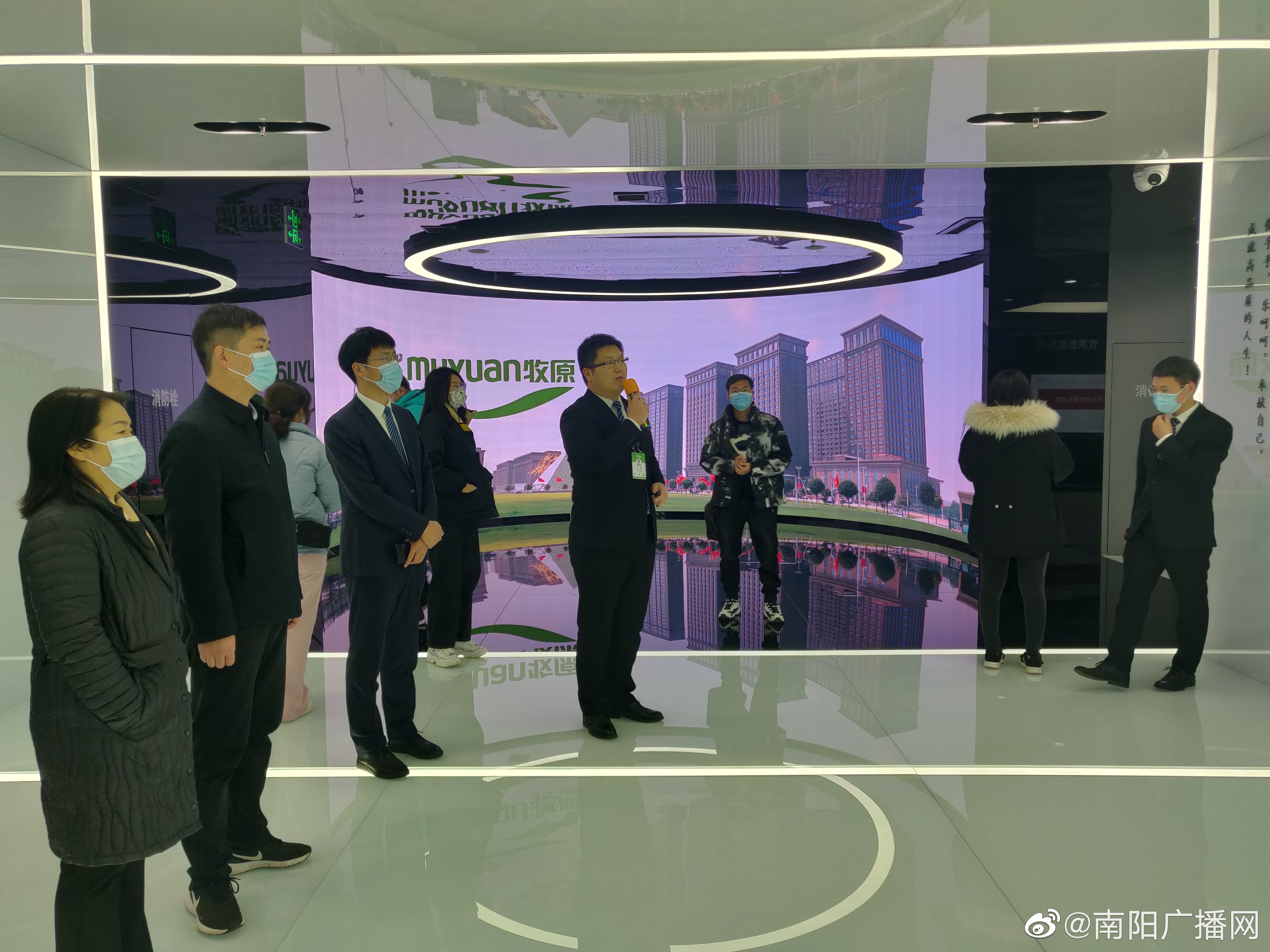 来到牧原集团，参观企业积极投身