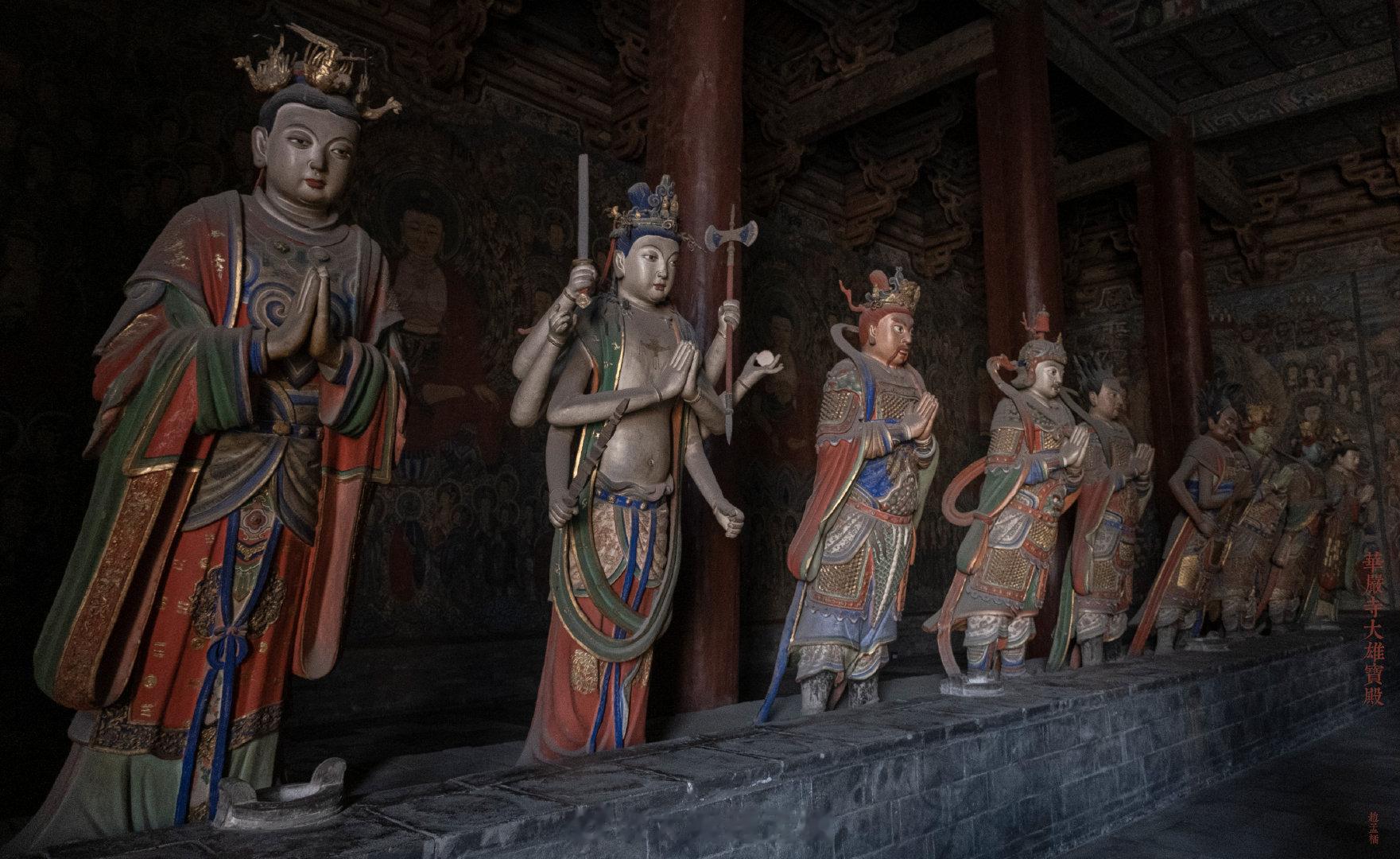 华严寺大雄宝殿，佛坛上的五方佛与两侧的二十诸天彩塑为明代作品。天花板彩画973块