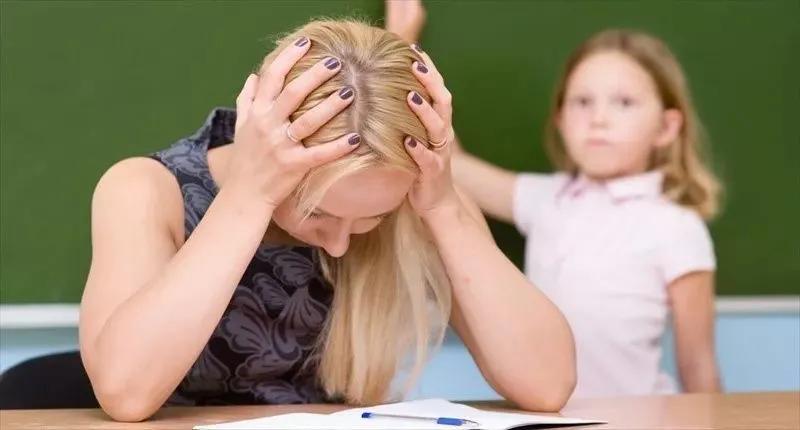 万能的头条君们，假如你们的小孩遇到该怎么办呢？
同事的小孩在普通公办小学上五年级