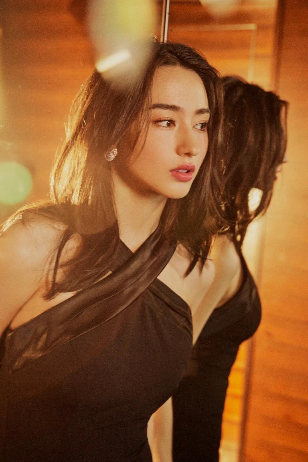 李宛妲

金碧辉煌的灯火缭绕，
欲是拨动秋日的温度，
在飘飘然的气息中明媚绽放，
