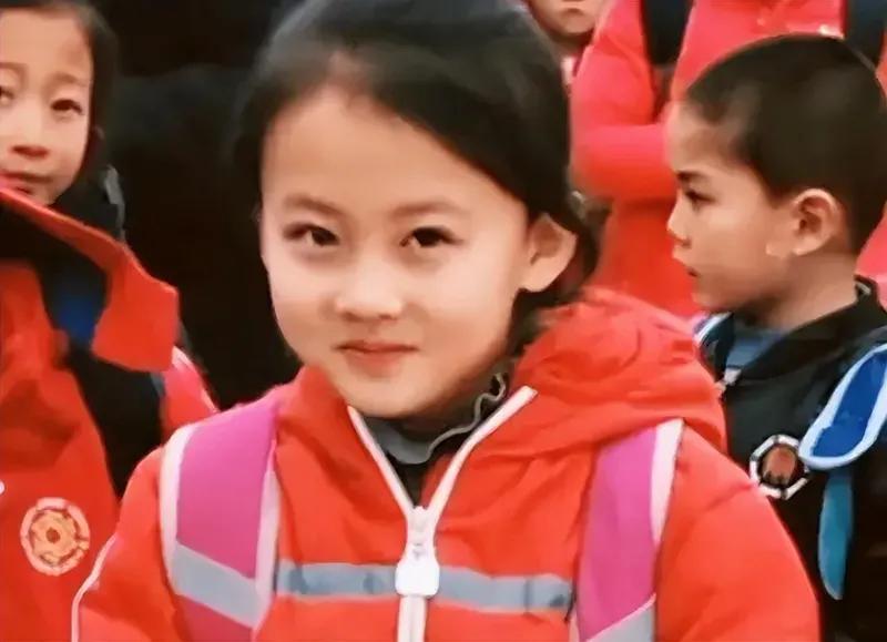 她叫铁嘉欣，来自农村的漂亮女孩