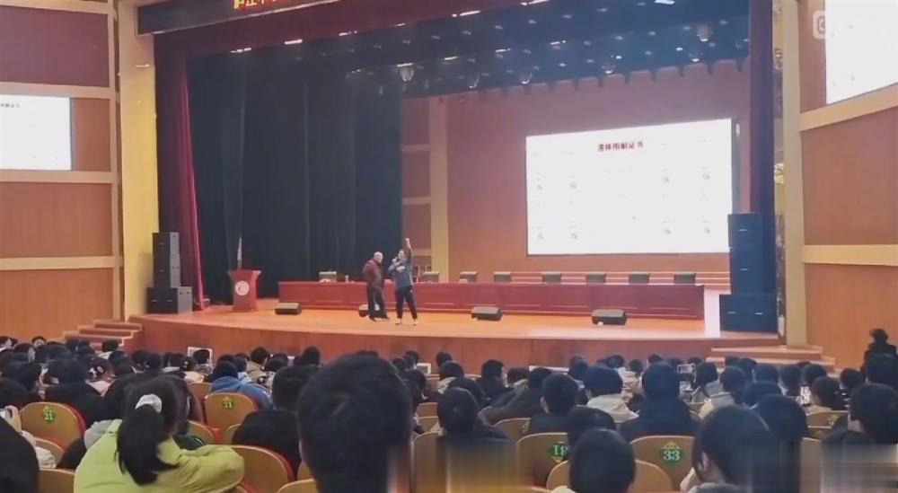 如果说错，就错在把他没饿死！个人觉得，这个人真的应该好好查查，这种价值观肯定存在