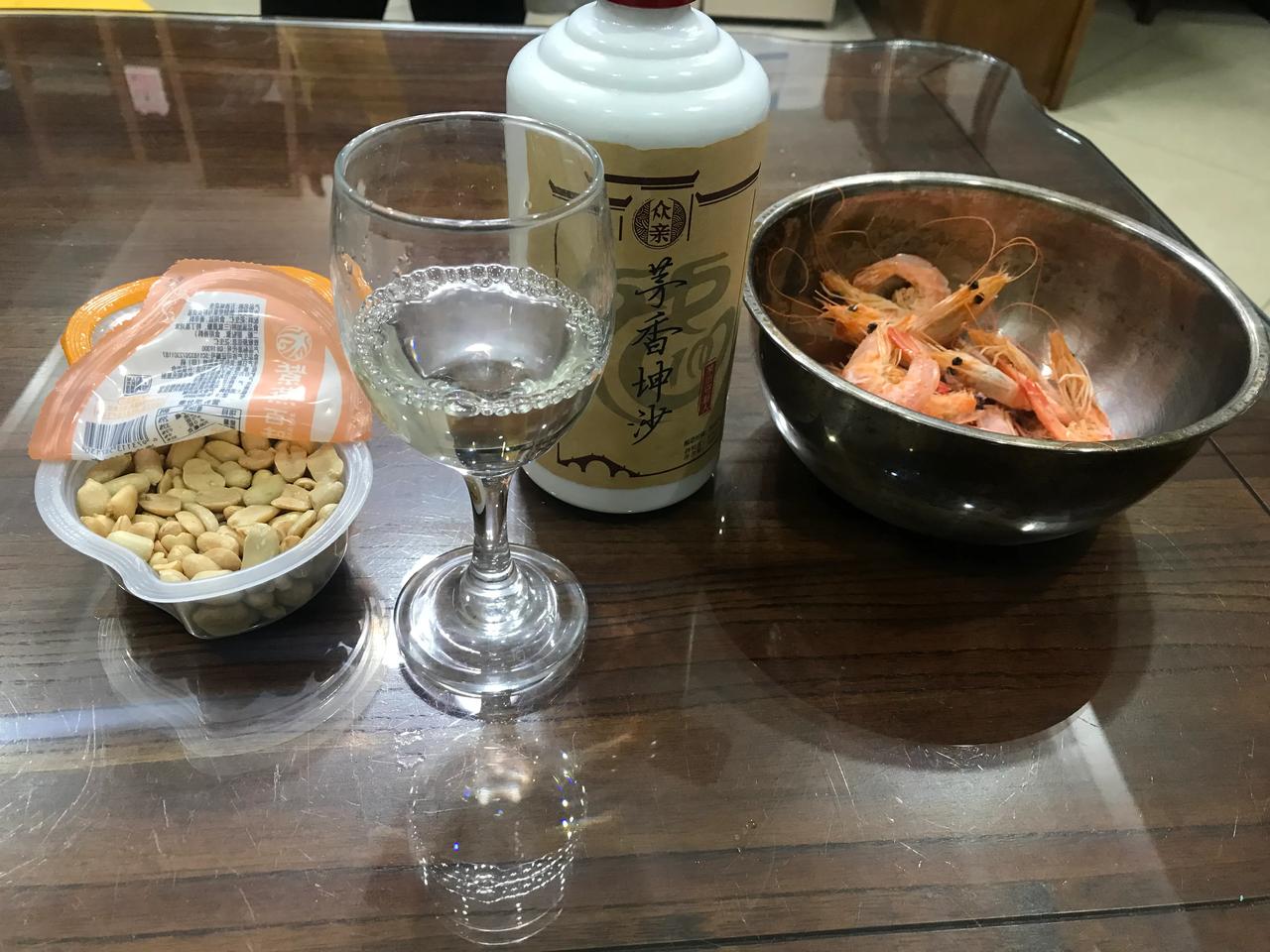 一人独饮，花生配酒，二两下肚，