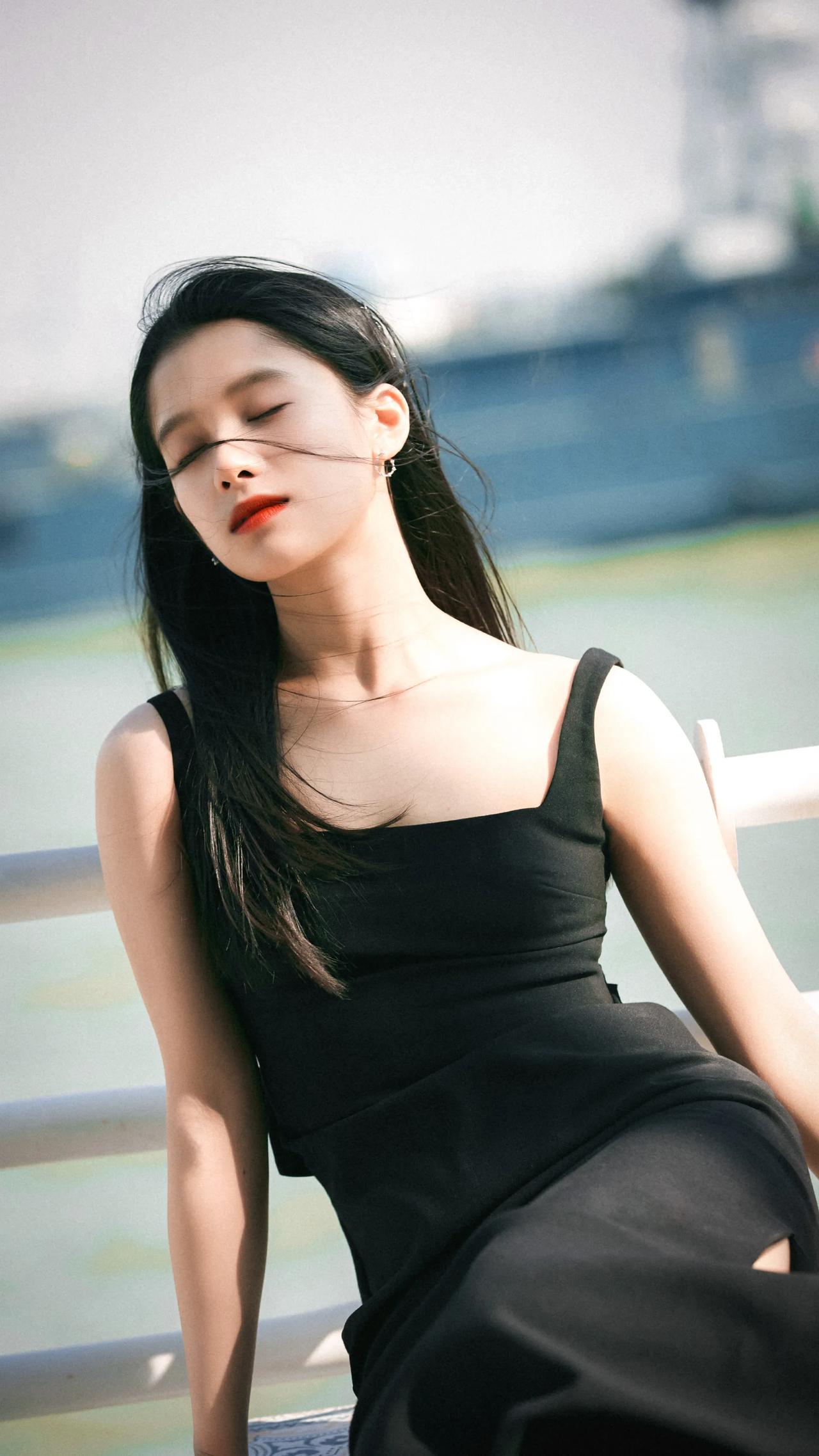 张婧仪

就像随着冬季的降临寒