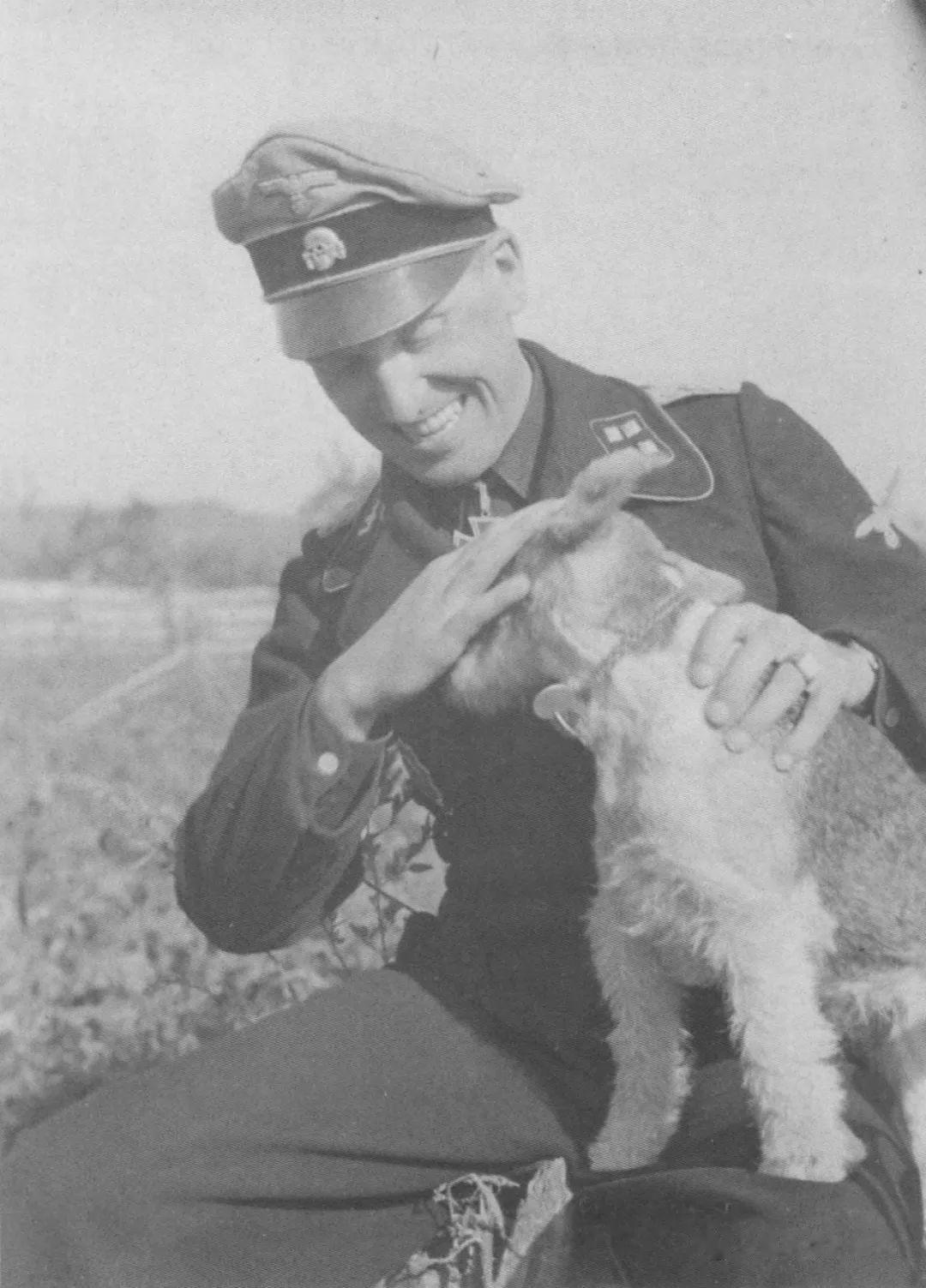 在二战期间，德国武装党卫军“维京”师共有58位骑士铁十字勋章获得者，其中13位隶