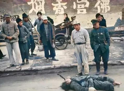历史老照片：
1949年，广州，街头上一个男子四仰八叉的倒在地上，看上去已经了无