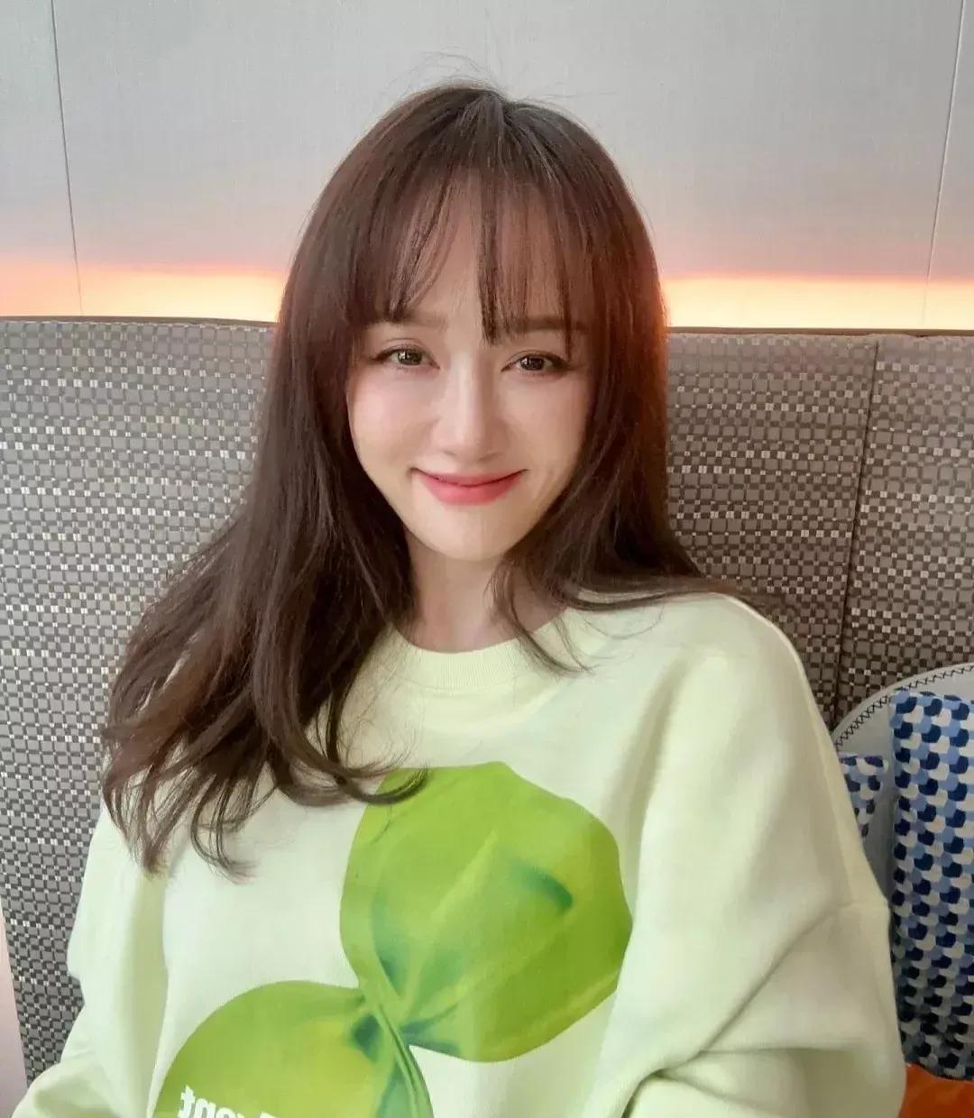 这是陈乔恩？看不出来吧，已经43岁的陈乔恩，换了个发型以后，颜值提升不少。

女