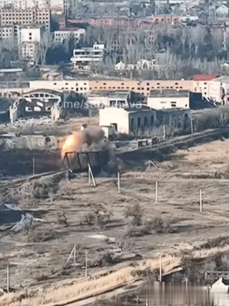 刚刚，在巴赫穆特卡河上的一座铁路桥被炸毁。显然，乌克兰司令部认为，炸毁铁路桥将可