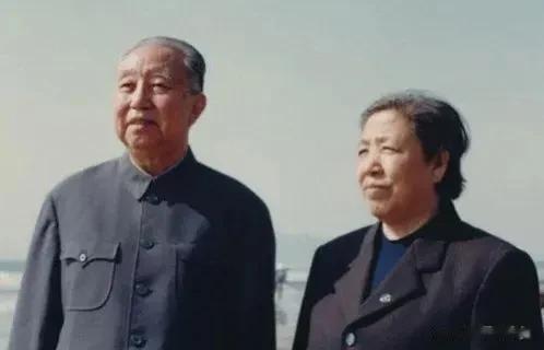 【华主席退下来后，整个晚年十分平静】
他原本住在北京东城的史家胡同，后来又搬去了