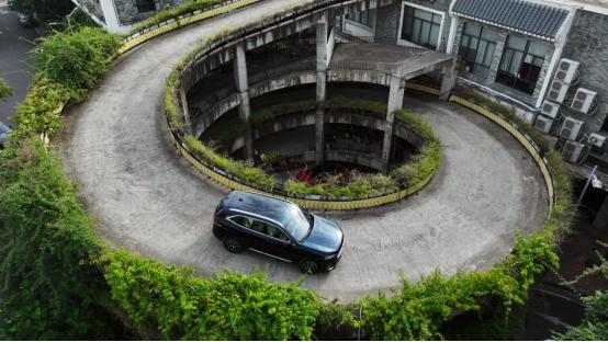 最近想着把现在的二手燃油车换了。考虑到平时的城市代步和偶尔的长途出行需求，所以准