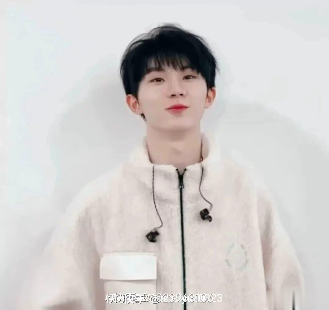 #马嘉祺[超话]#mjq#马嘉祺跳八段锦# mjq#马嘉祺带拍摄道具回学校#  