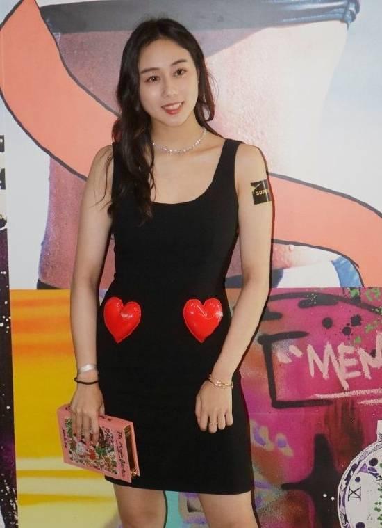  近日，据媒体报道，何超欣在香港出席活动，被问何超莲与窦骁婚讯，她回应称：“你们