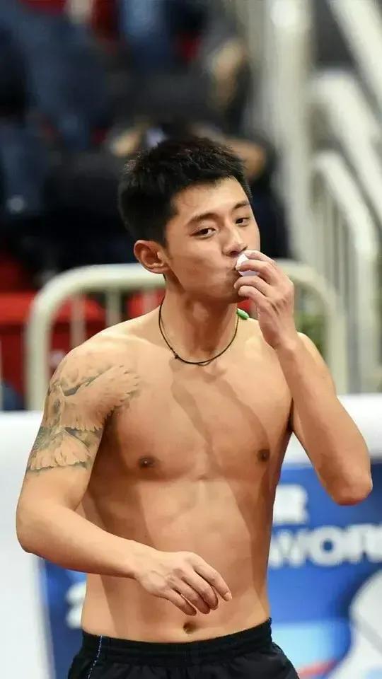 张继科
曾经一岁登长城不让大人扶，
曾经是刘国梁眼中的藏獒，
曾经年少和刘诗雯青