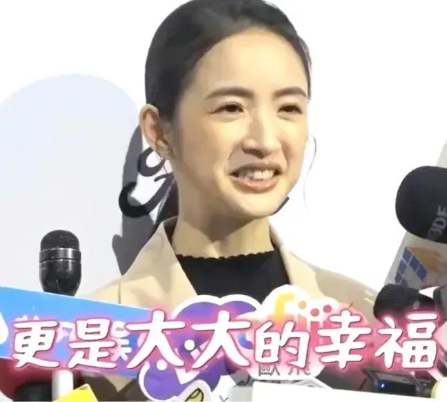 差一点认不出来了，她怎么也大变样了？

年轻的时候，一张可爱的娃娃脸，眉眼弯弯，