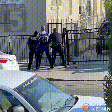 欢迎来到美国……
狡猾的警察以他的徽章为借口，在他的搭档站在一旁观看时，将一个无